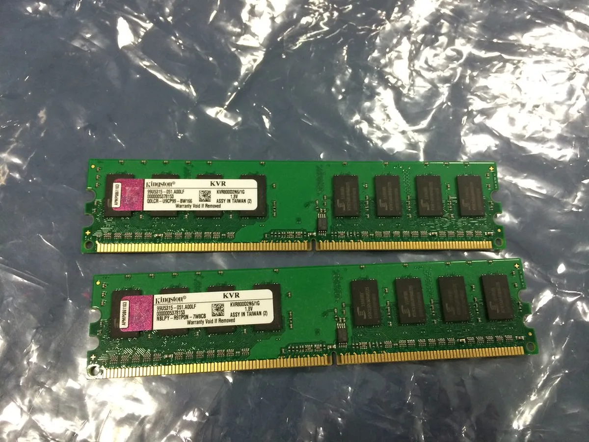 컴퓨터 메모리 모듈 두 개